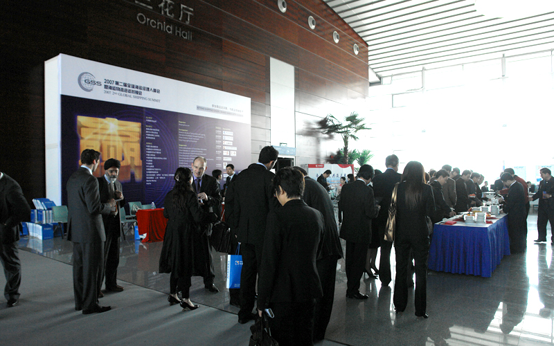 The attendees are orderly visiting the tea break booth