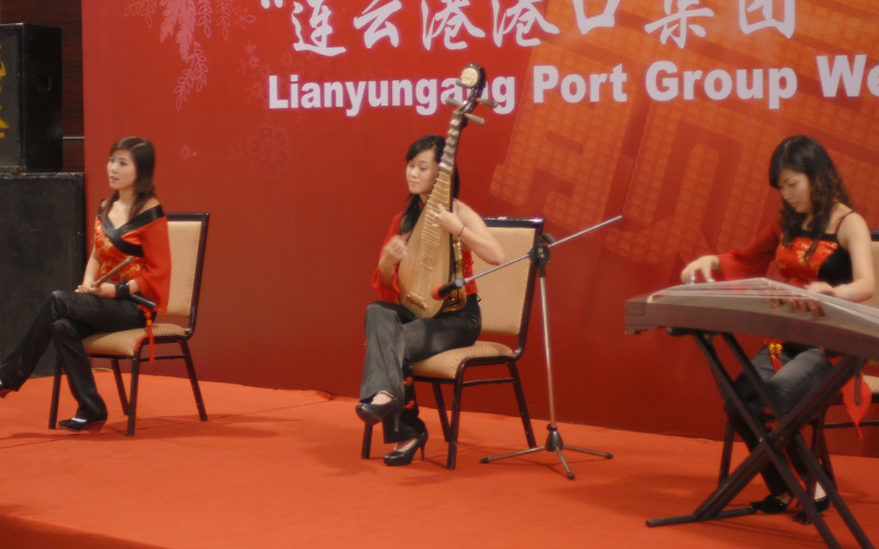 The combination of traditional Chinese music and modern Chinese music warms up the atmosphere