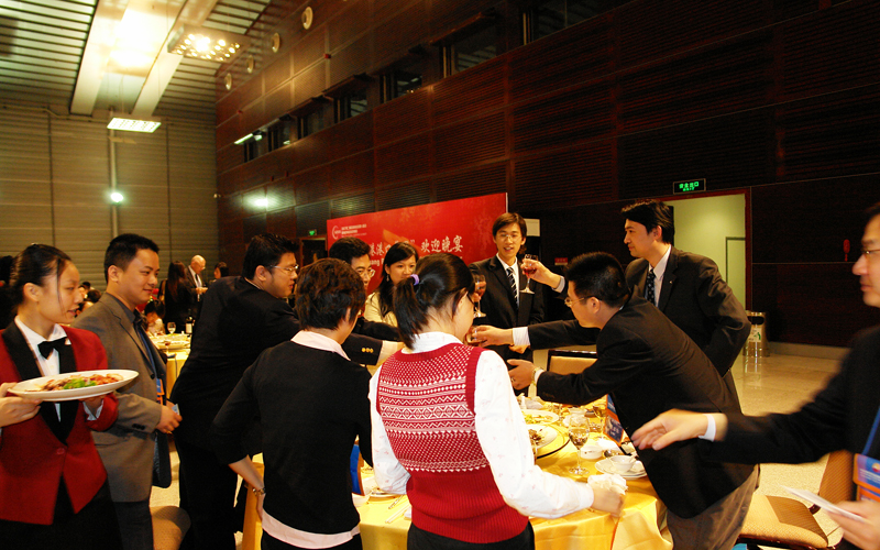 Attendees communicate with each other in the banquet