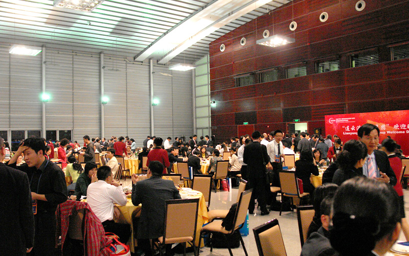 The scene of active connection in the banquet